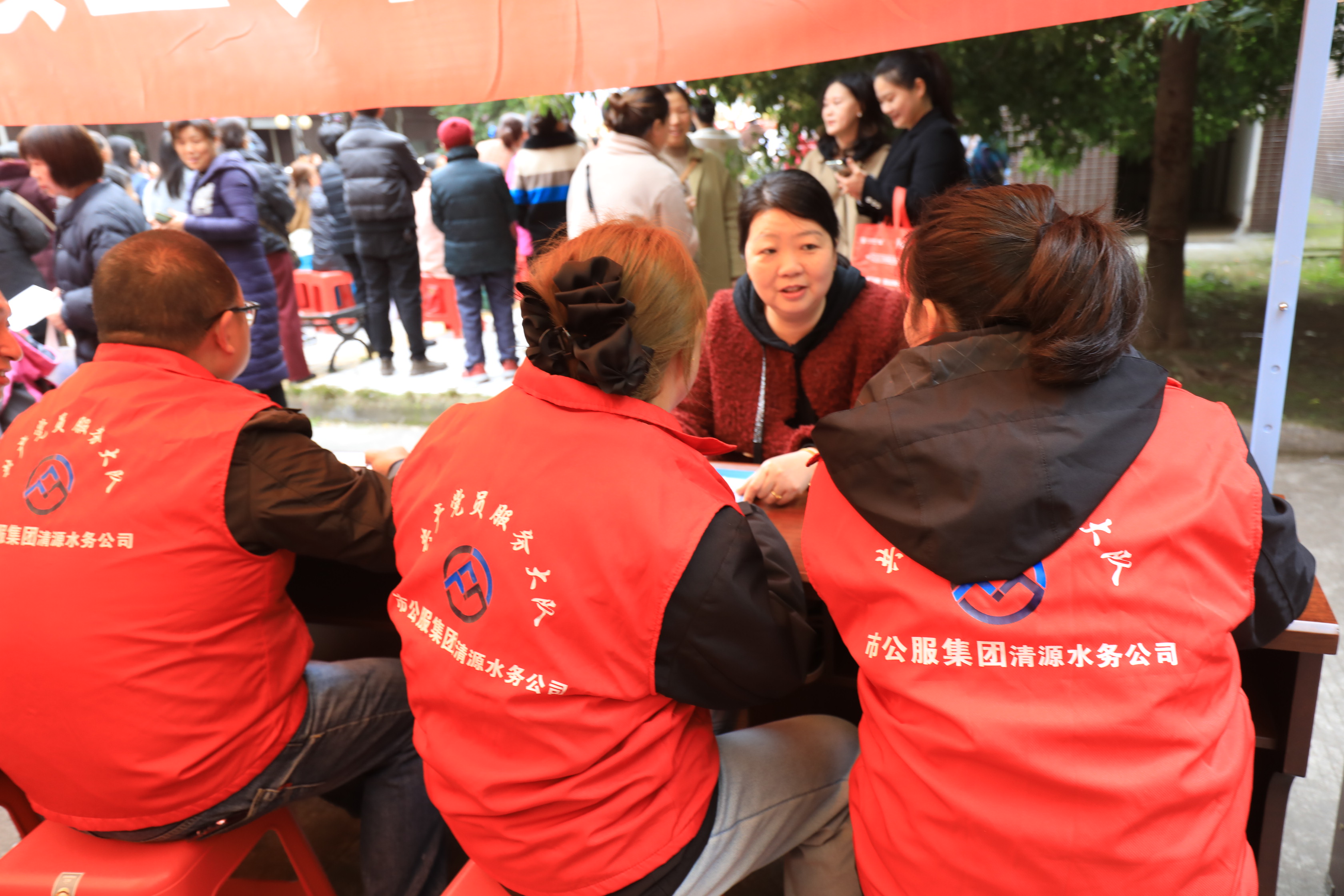 黨建引領(lǐng)新模式  移動辦公進(jìn)小區(qū)